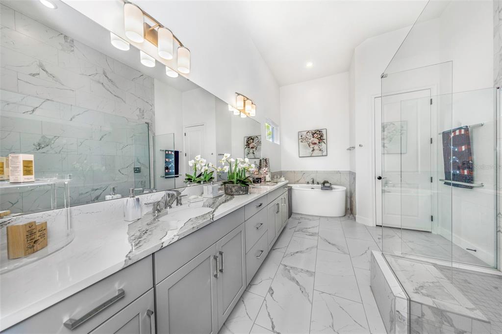 Primary bath at 1016 Signet Drive