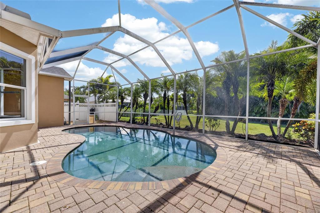 Pool with Hayward heat pump